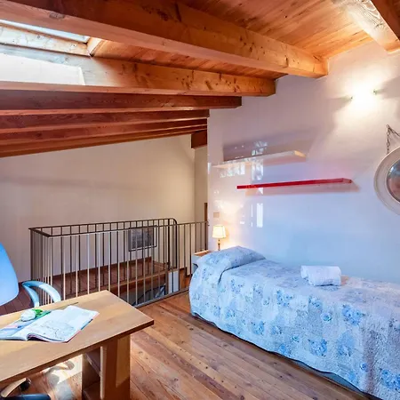 Apartment Marcy 3 Floors House - 2km - Happy Saló